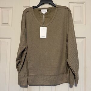 ANDREE BY UNIT Olive V-Neck Women’s Top. NWT SIZE L/XL